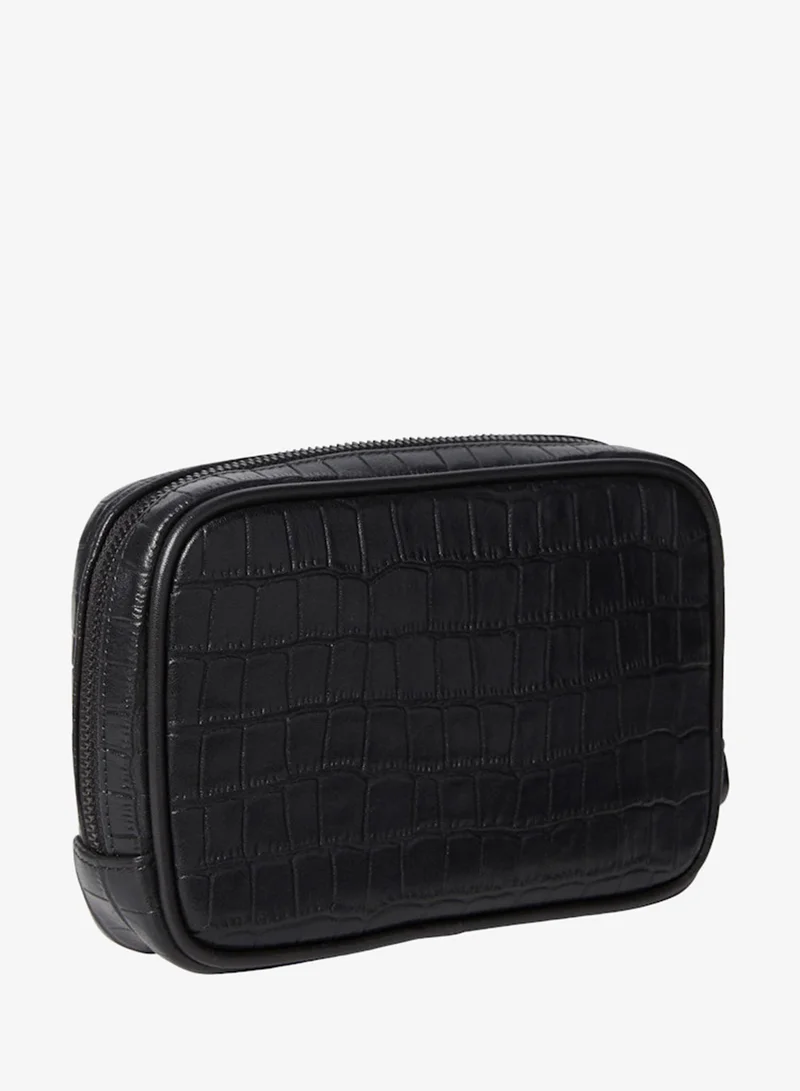 كالفن كلاين حقيبة أدوات زينة بنقش التمساح